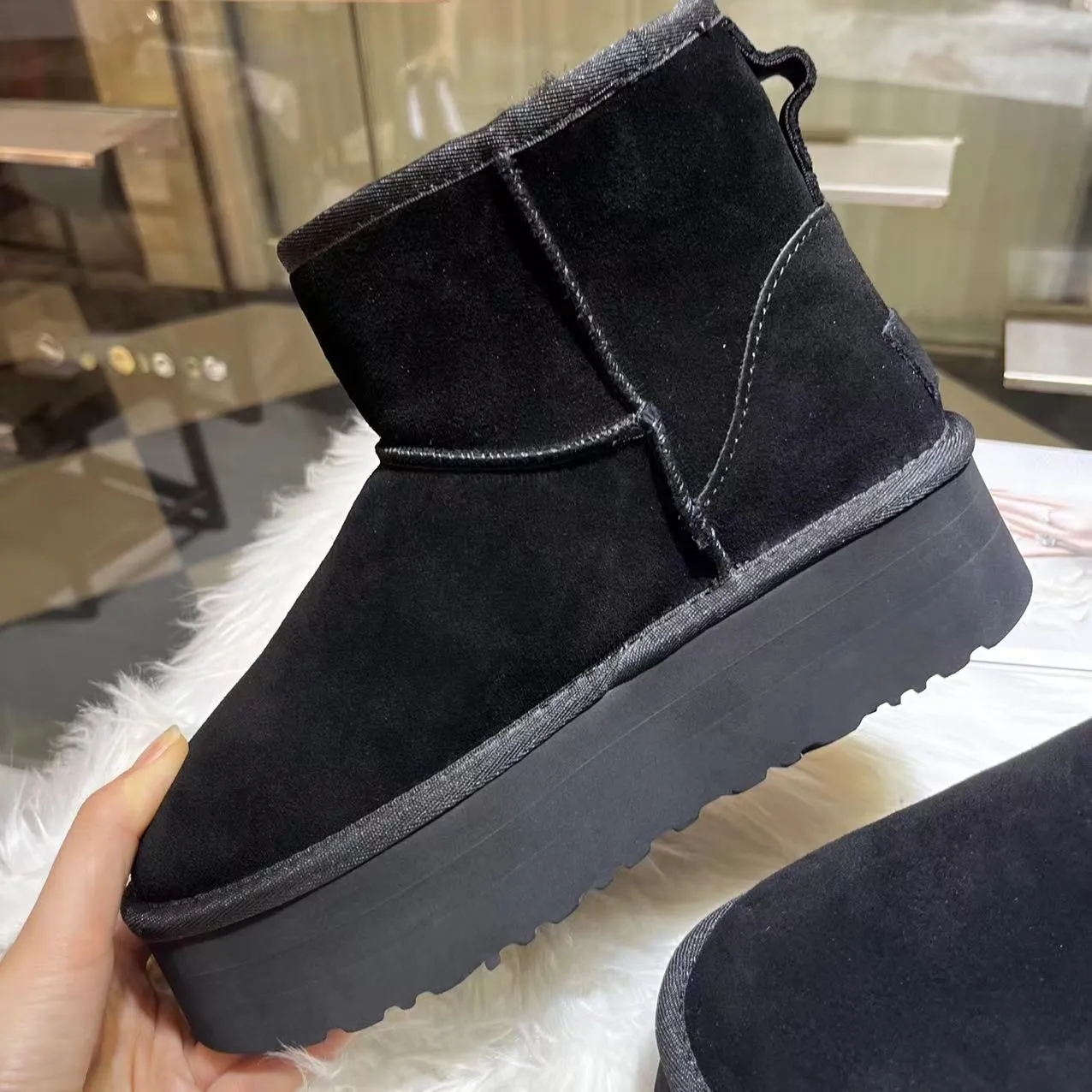 💰520 UGG sheepskin all-in-one snow boots. The official website synchronizes the new autumn and winter women's classic mini (thick sole) short snow boots 1134991, three-layer combination thick sole 5 cm, lightweight and non-slip, suede upper, 17 mm real wool lining, comfortable and casual, simple and fashionable! Color: Maroon Black Military Green Chocolate Size: 35-41